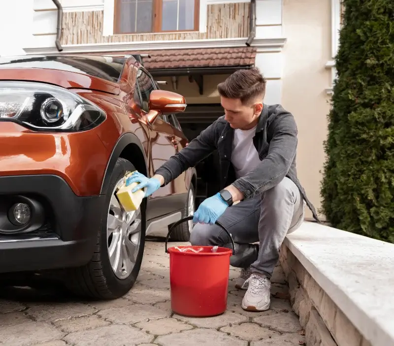 Lavage auto à domicile Jonchery-sur-Vesle : professionnel intervenant sur un véhicule